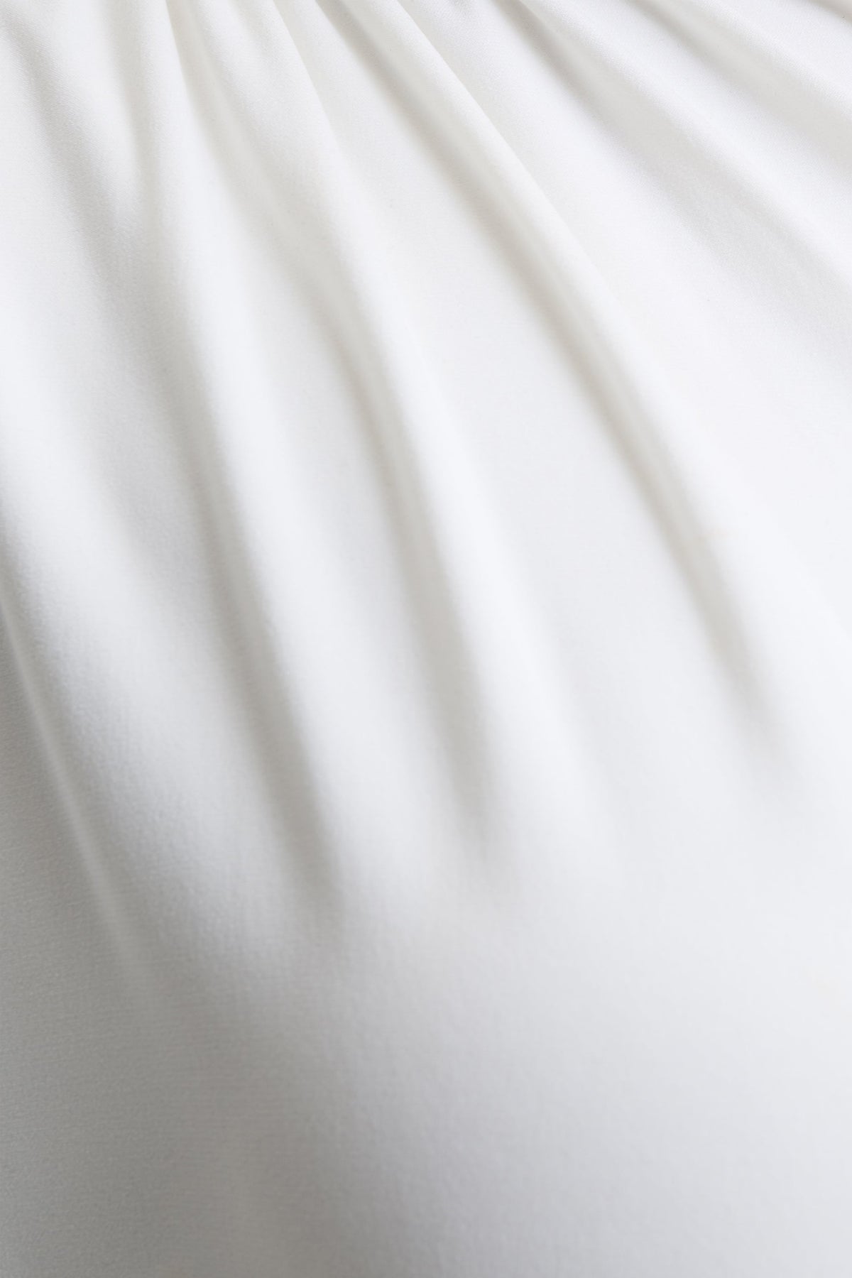 Tropic | Vestido Largo Blanco con Escote Alto, Manga Larga de Capa y Detalles Fruncidos