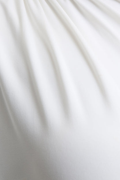 Tropic | Vestido Largo Blanco con Escote Alto, Manga Larga de Capa y Detalles Fruncidos