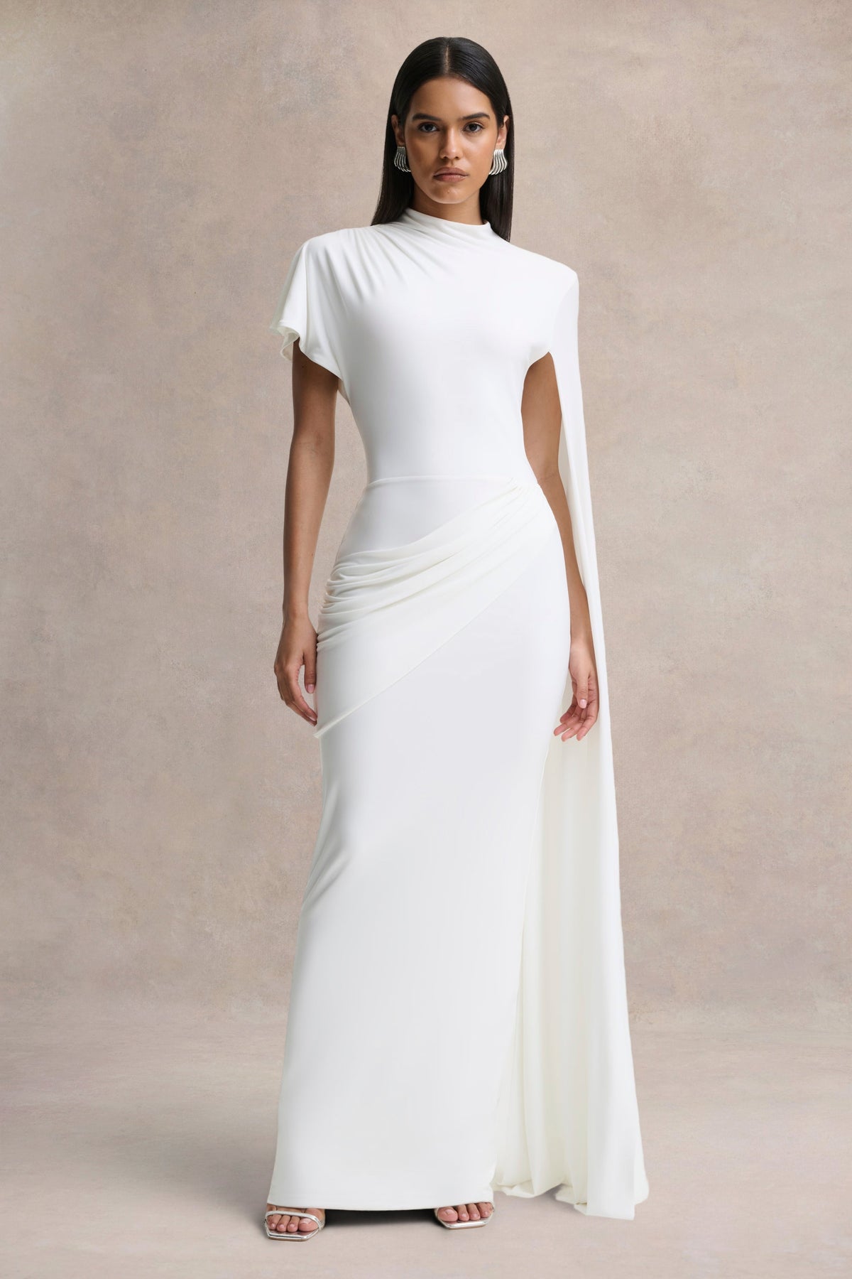 Tropic | Vestido Largo Blanco con Escote Alto, Manga Larga de Capa y Detalles Fruncidos
