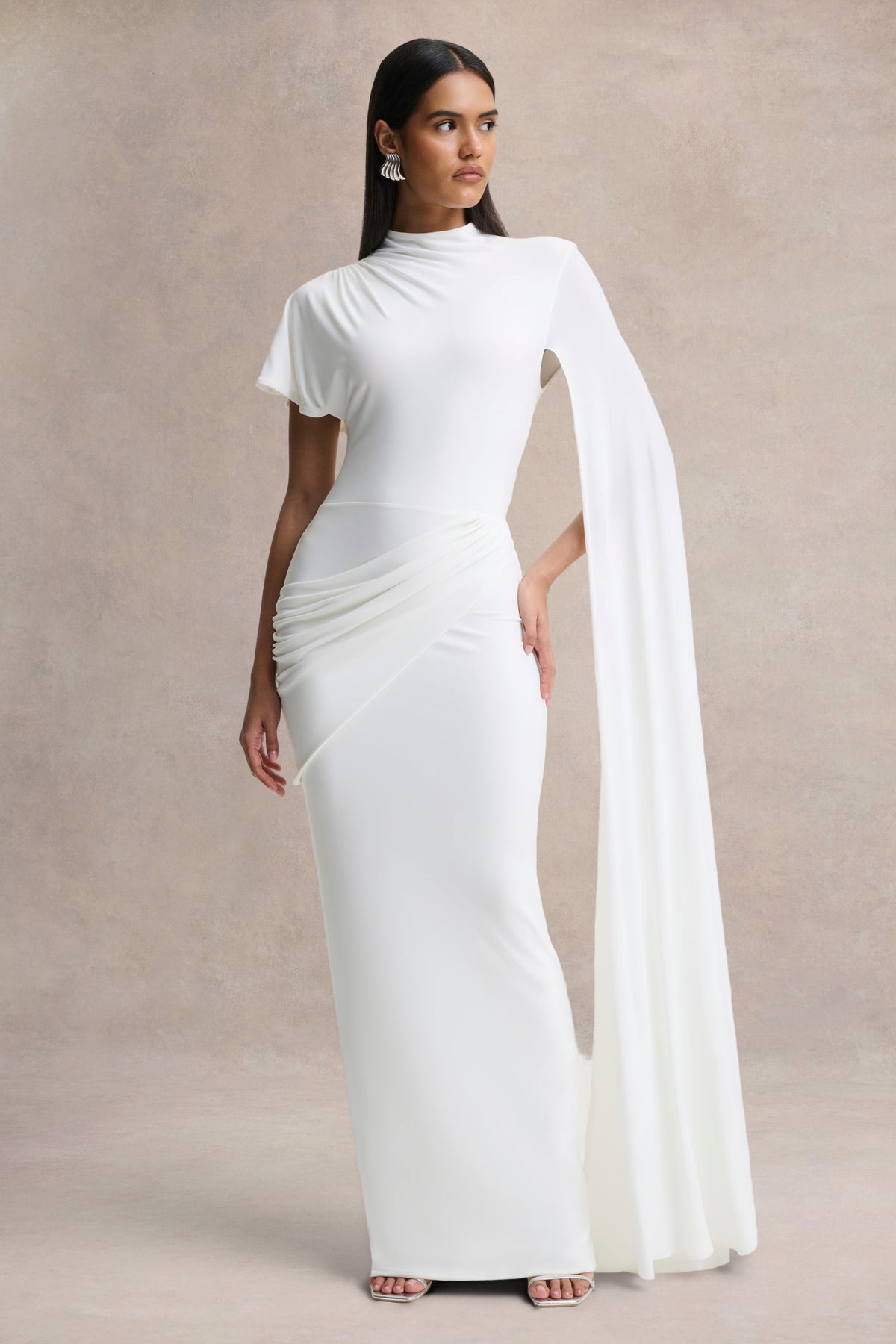 Tropic | Vestido Largo Blanco con Escote Alto, Manga Larga de Capa y Detalles Fruncidos