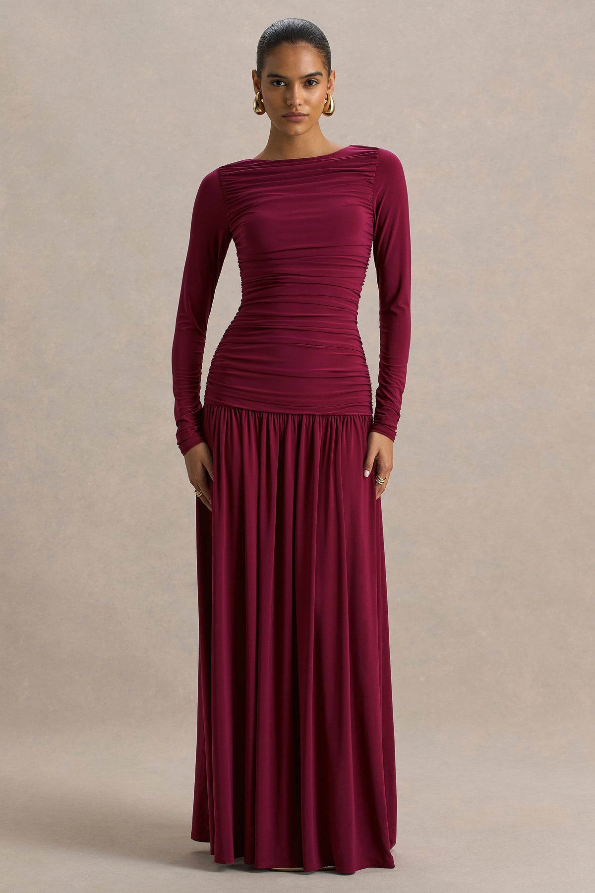 Aniyah | Vestido largo burdeos  con mangas largas, Escote con aberturas y detalles fruncidos