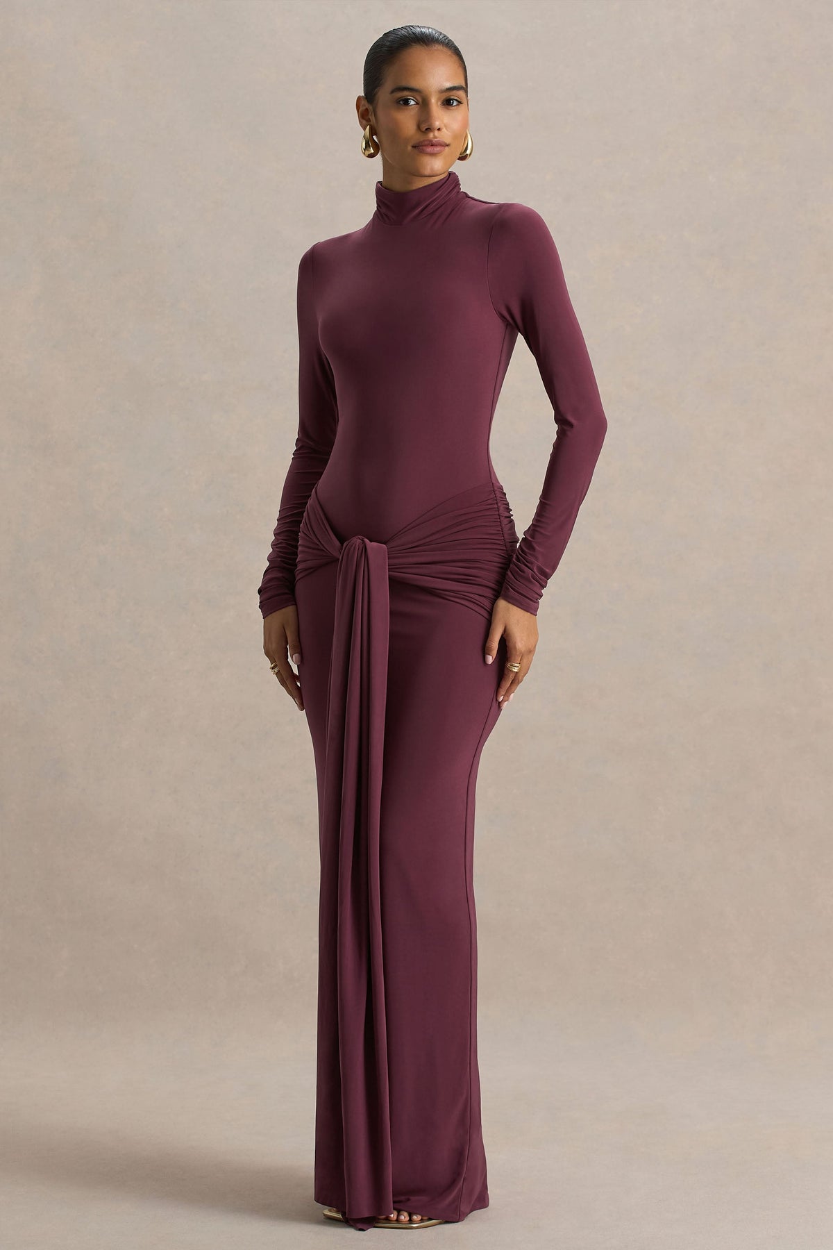 Myra | Vestido Largo Burdeos de Cuello Alto con Banda y Detalles Fruncidos
