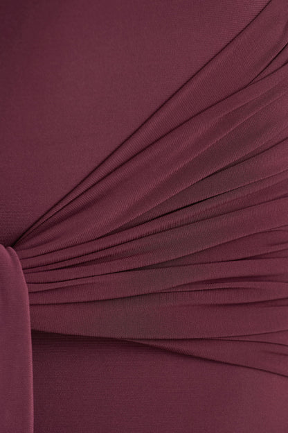 Myra | Vestido Largo Burdeos de Cuello Alto con Banda y Detalles Fruncidos