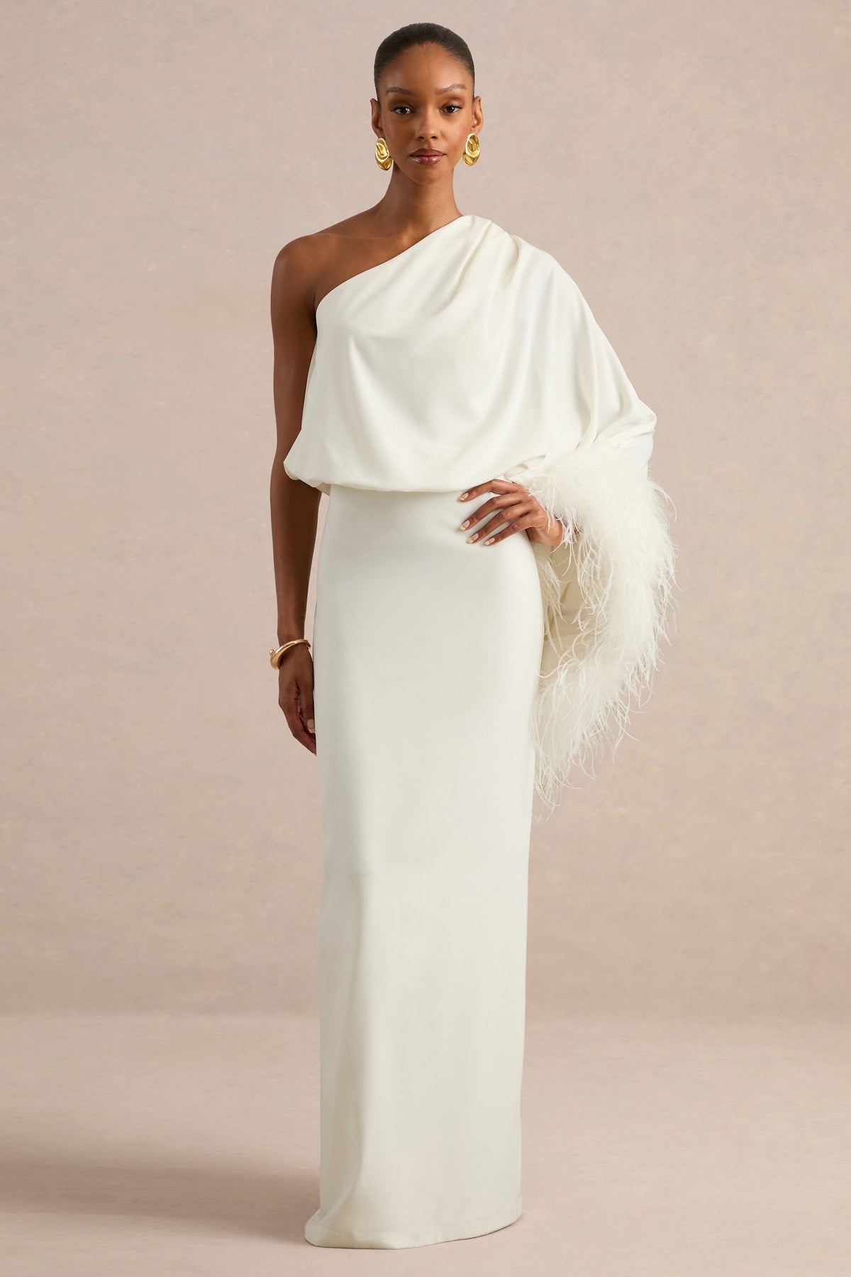 Felicity | Vestido Maxi Blanco De Satén Con Escote Asimétrico Y Detalle De Plumas