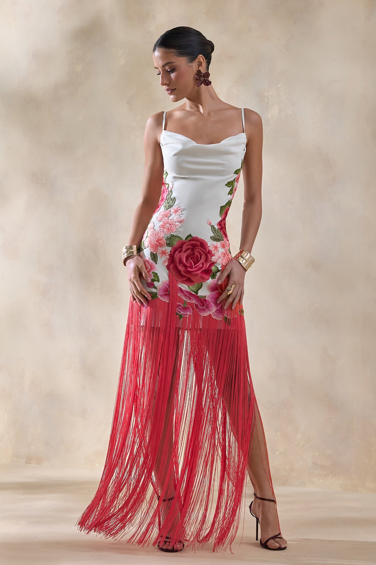 Bejewelled | Vestido largo blanco con flores rosas, escote drapeado tipo cowl y bajo con flecos