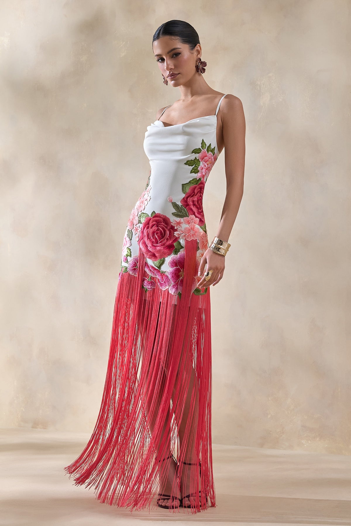 Bejewelled | Vestido largo blanco con flores rosas, escote drapeado tipo cowl y bajo con flecos