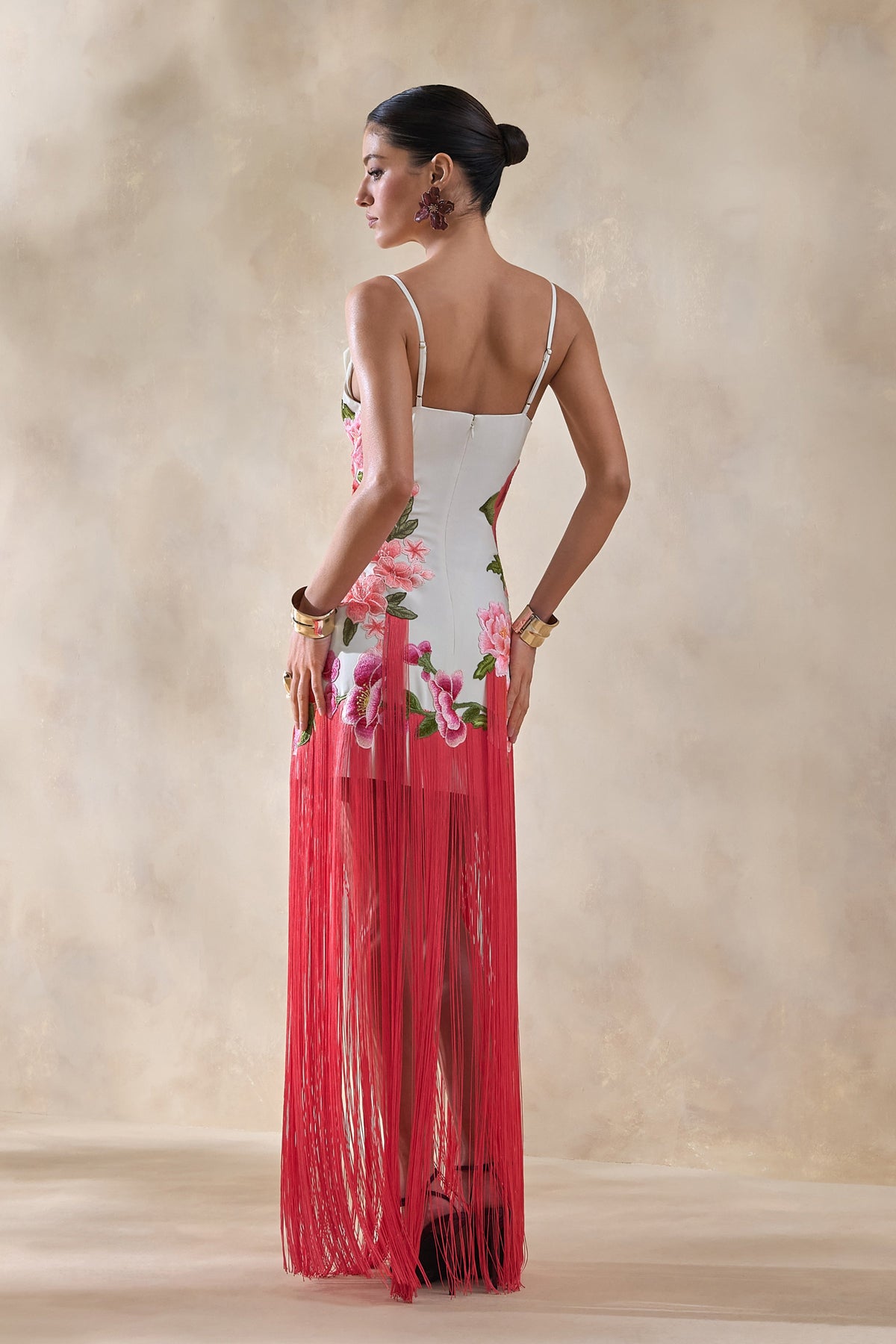 Bejewelled | Vestido largo blanco con flores rosas, escote drapeado tipo cowl y bajo con flecos