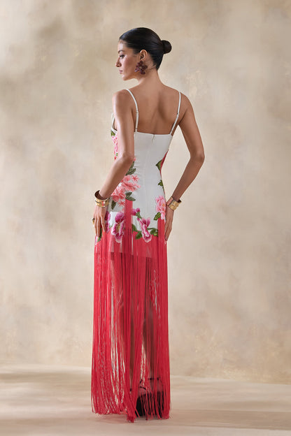 Bejewelled | Vestido largo blanco con flores rosas, escote drapeado tipo cowl y bajo con flecos