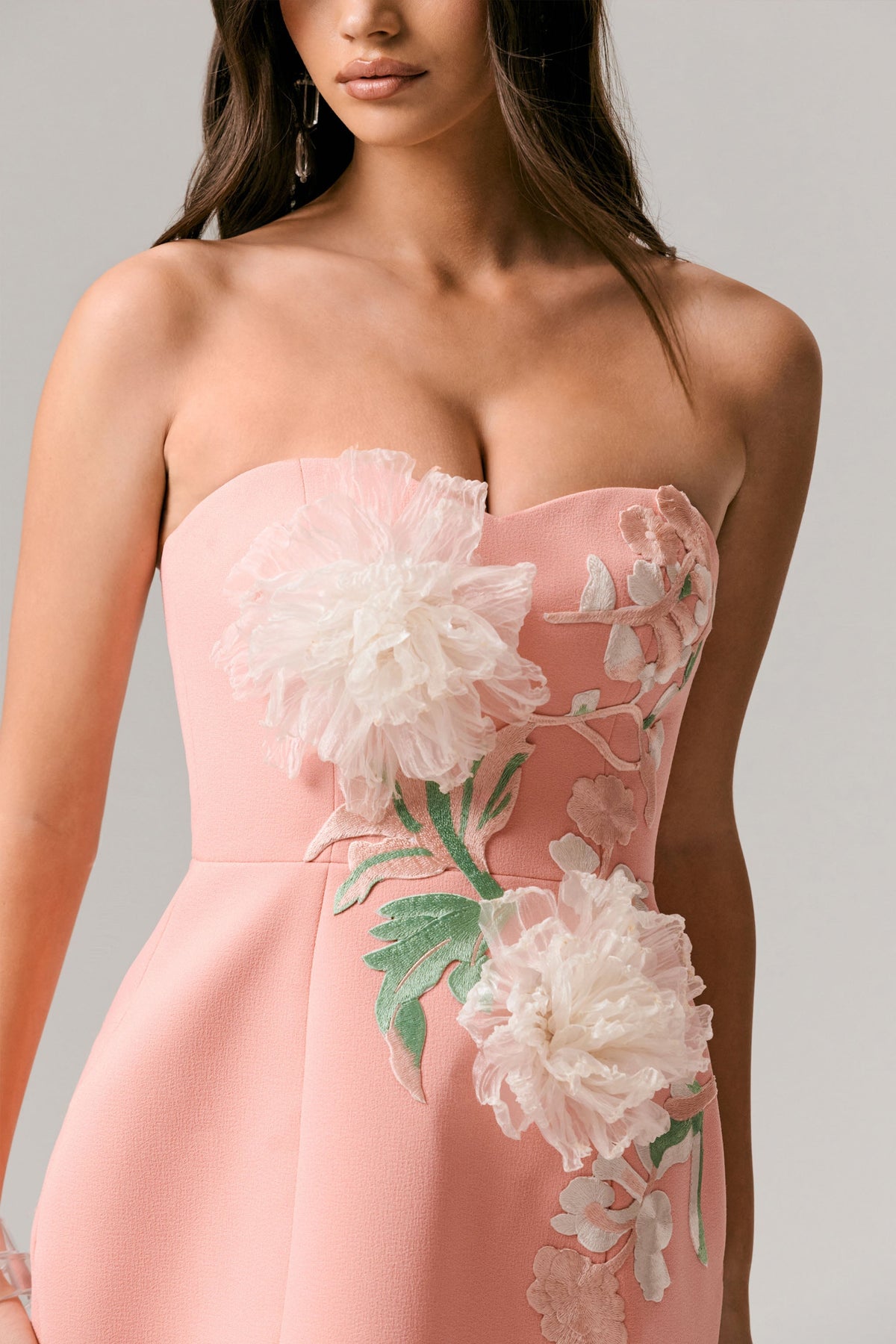 Lulu | Vestido corto coral con escote corazón y detalles adornados