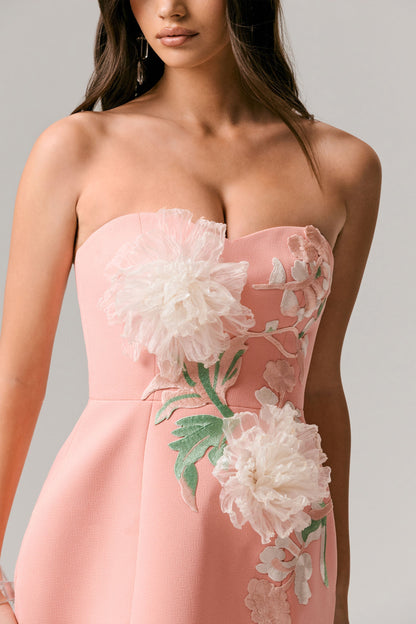 Lulu | Vestido corto coral con escote corazón y detalles adornados