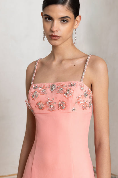 One To Remember | Vestido midi coral con escote cuadrado y detalles bordados