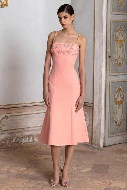 One To Remember | Vestido midi coral con escote cuadrado y detalles bordados