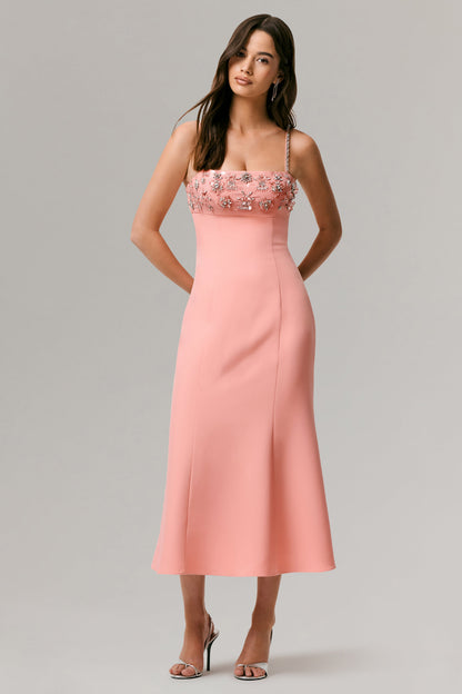 One To Remember | Vestido midi coral con escote cuadrado y detalles bordados