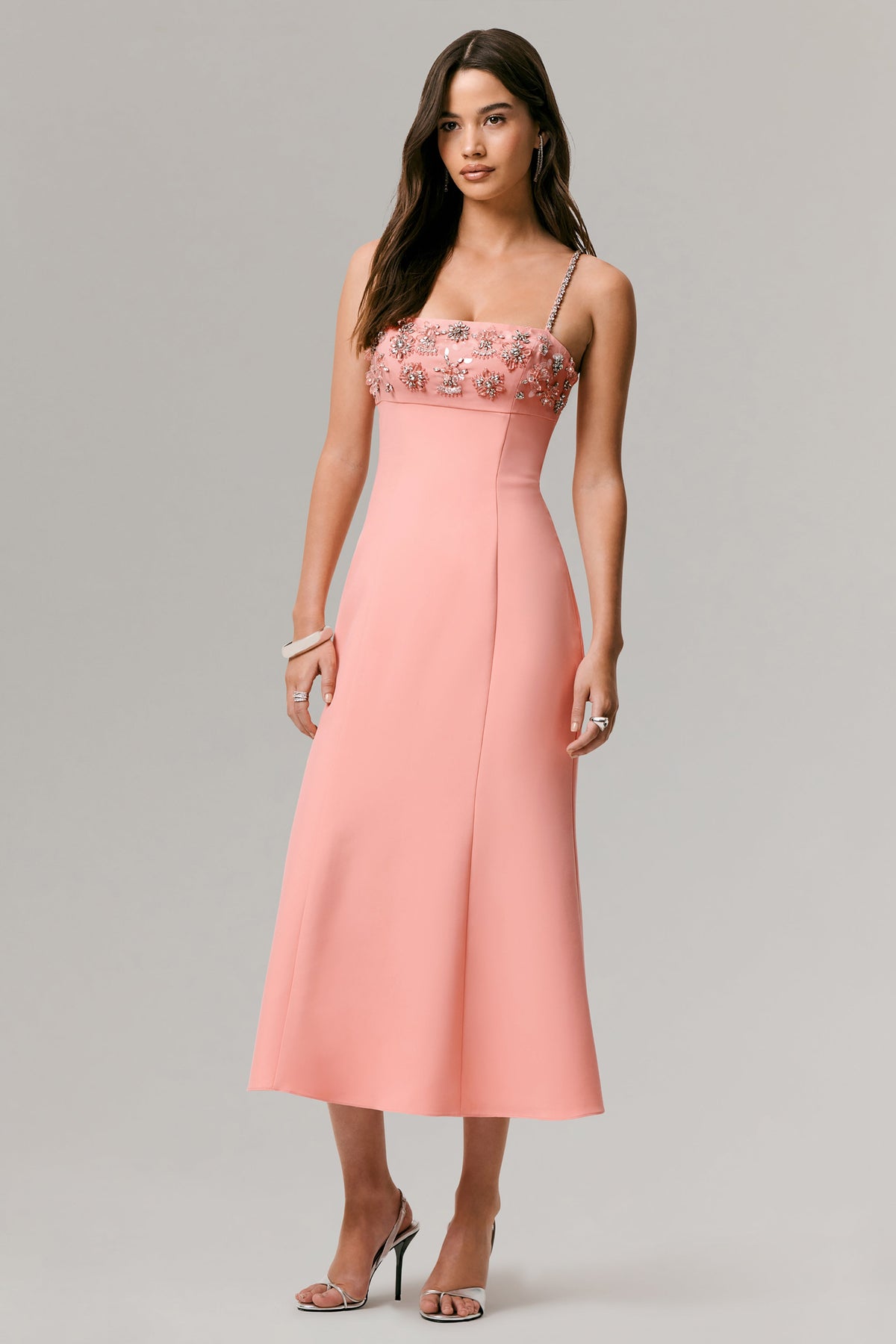 One To Remember | Vestido midi coral con escote cuadrado y detalles bordados