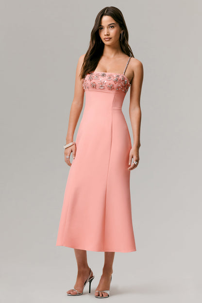 One To Remember | Vestido midi coral con escote cuadrado y detalles bordados