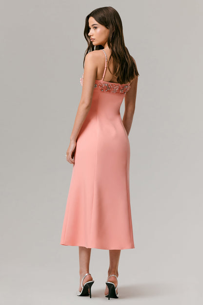 One To Remember | Vestido midi coral con escote cuadrado y detalles bordados