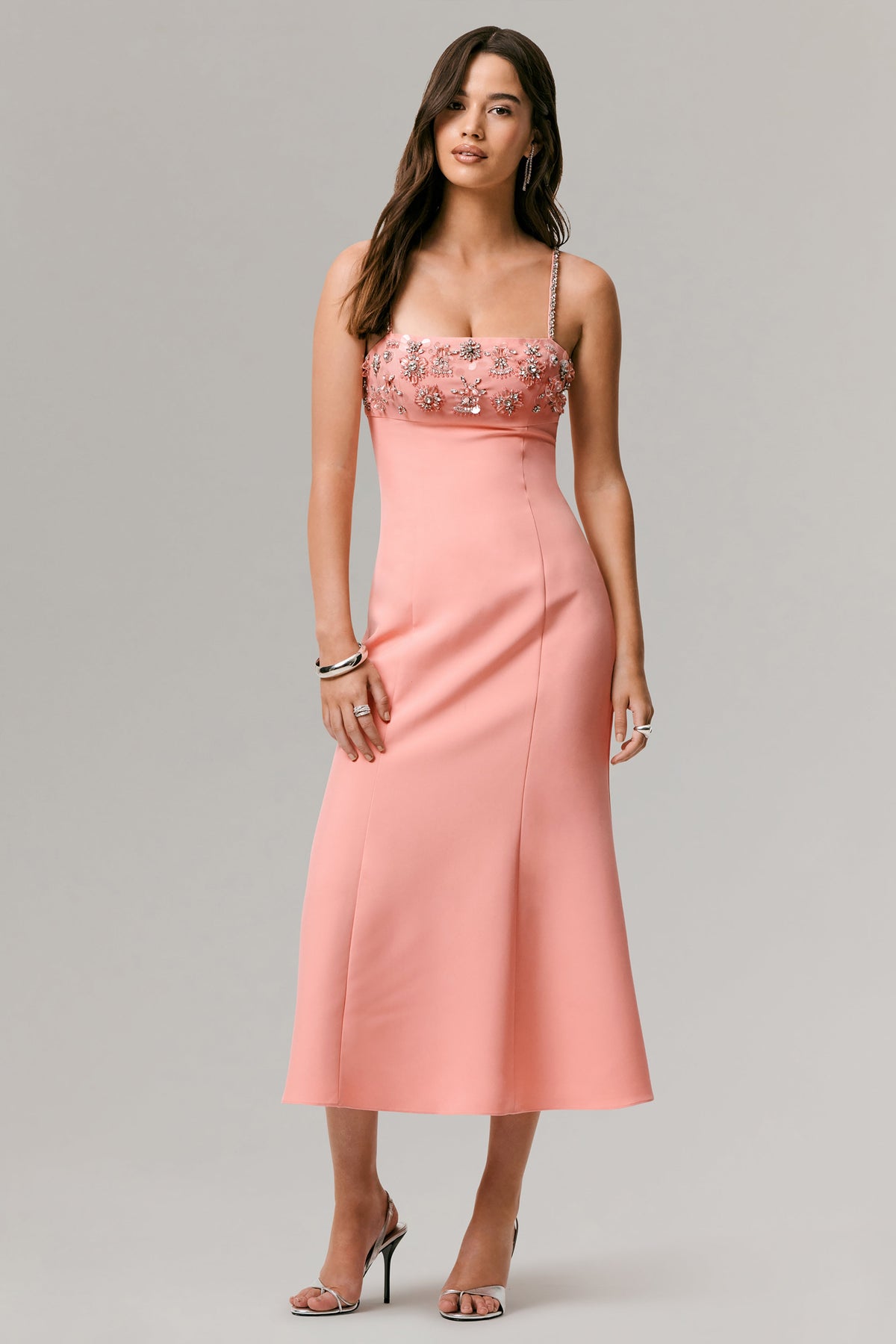 One To Remember | Vestido midi coral con escote cuadrado y detalles bordados