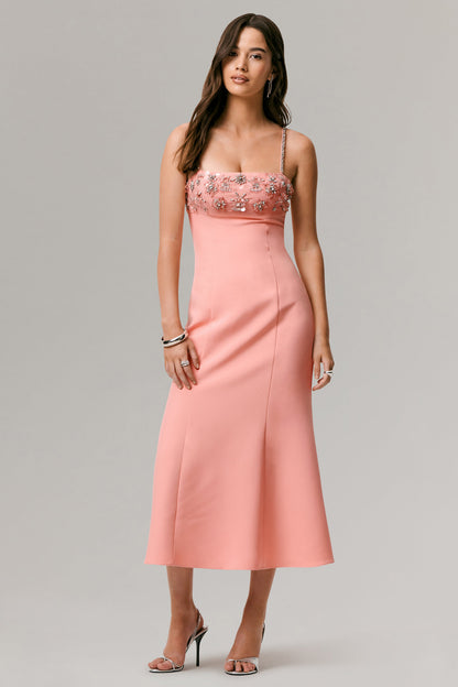 One To Remember | Vestido midi coral con escote cuadrado y detalles bordados