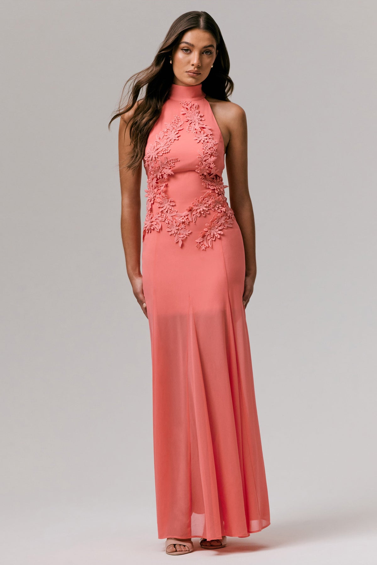 Just Like Magic | Vestido Largo coral con cuello alto y detalles bordados