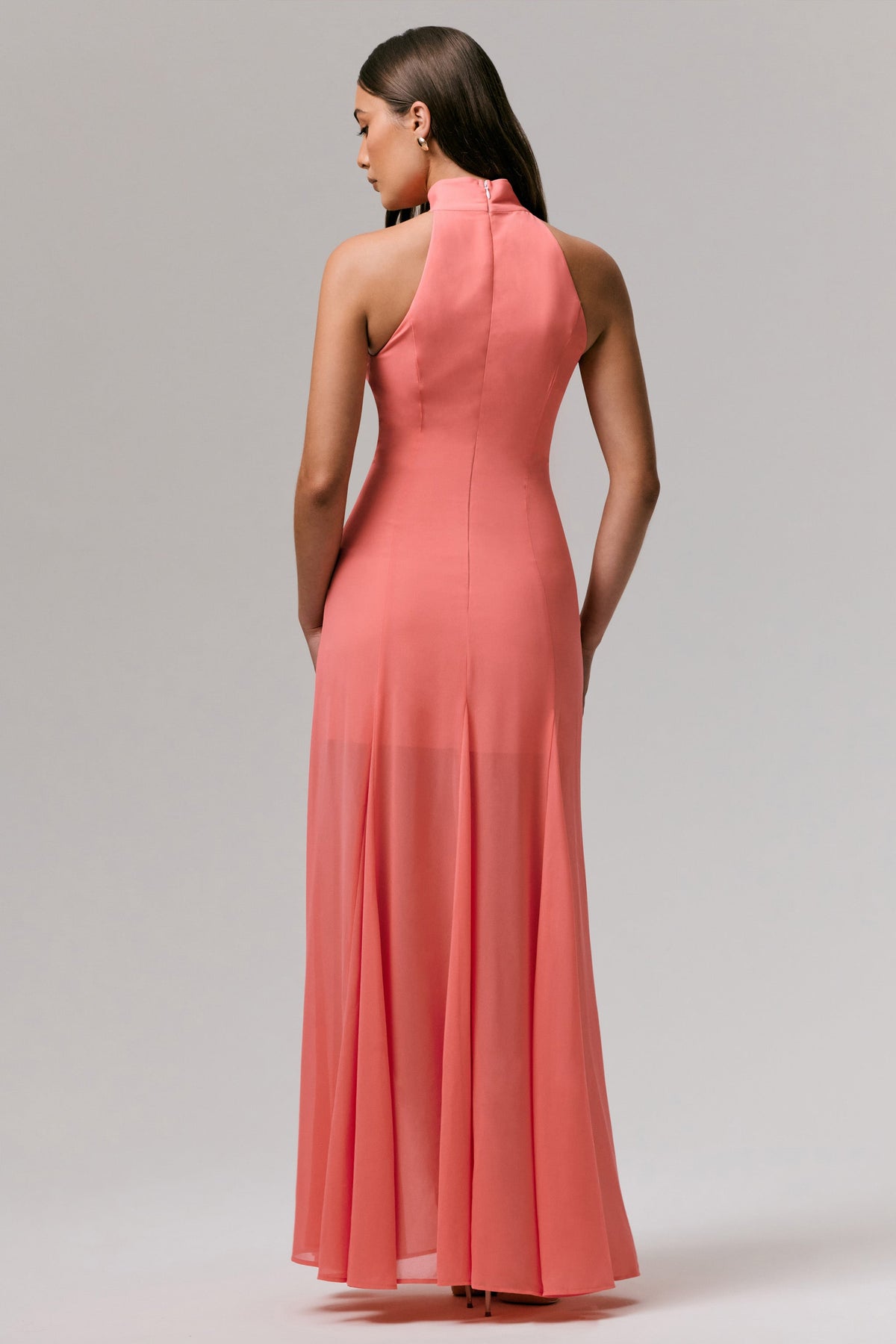 Just Like Magic | Vestido Largo coral con cuello alto y detalles bordados