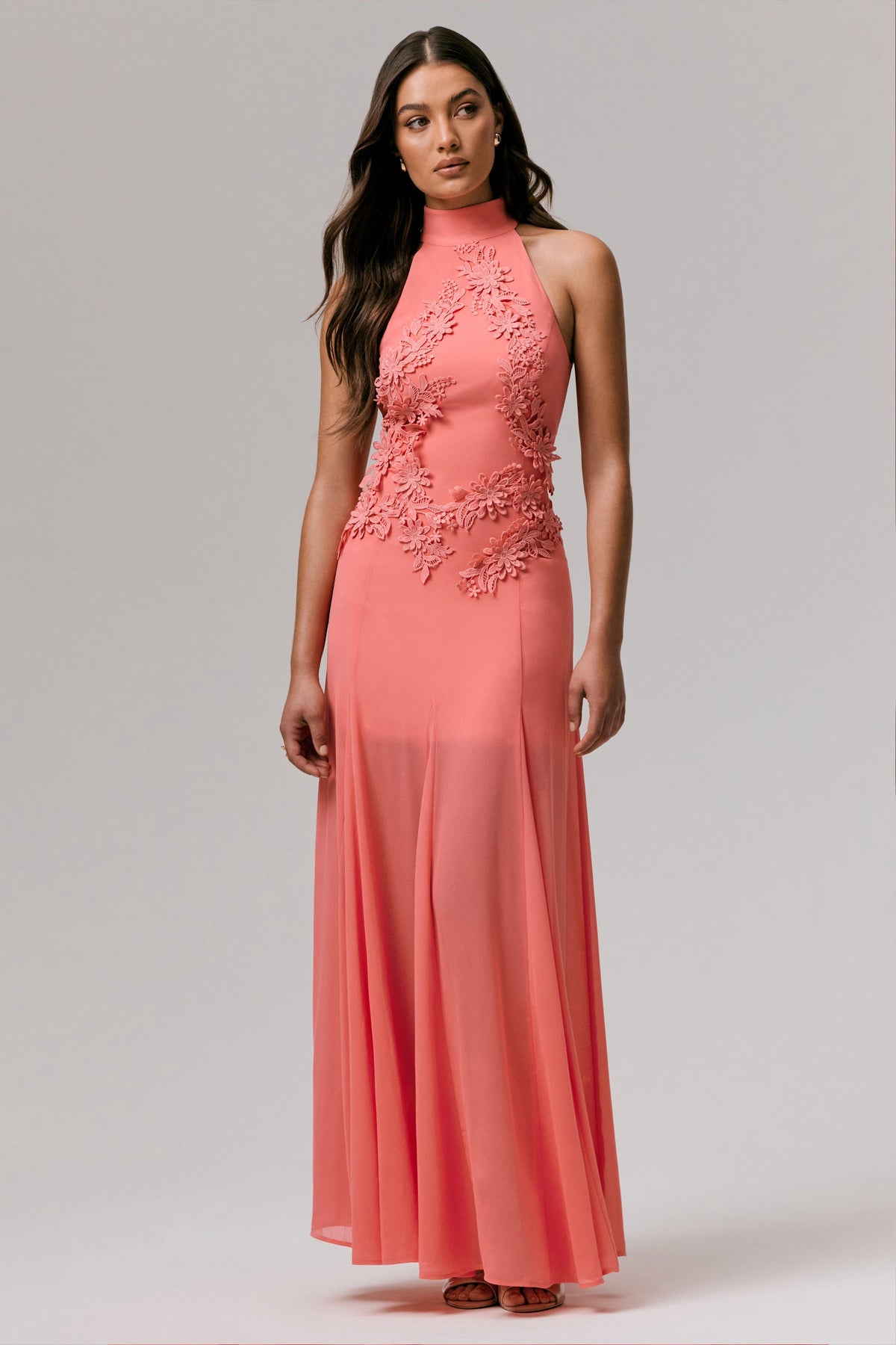 Just Like Magic | Vestido Largo coral con cuello alto y detalles bordados