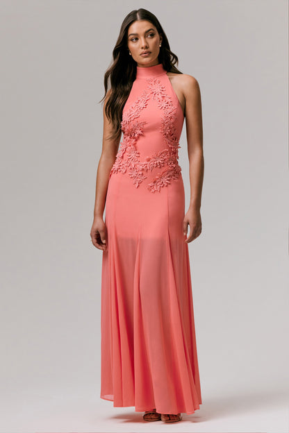 Just Like Magic | Vestido Largo coral con cuello alto y detalles bordados
