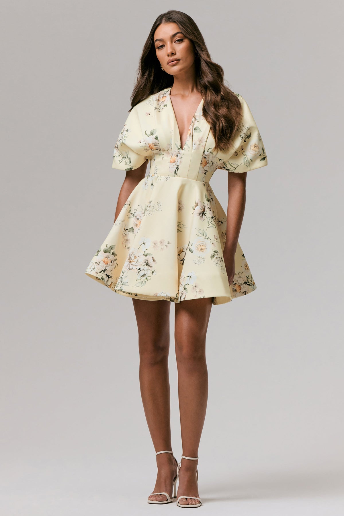 Delight | Vestido corto con volantes, escote pronunciado y estampado de limón