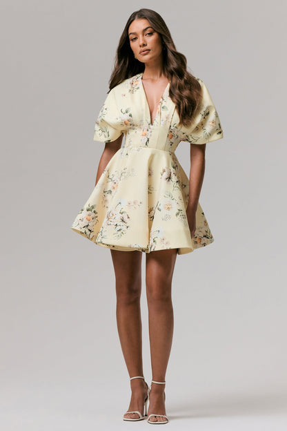 Delight | Vestido corto con volantes, escote pronunciado y estampado de limón