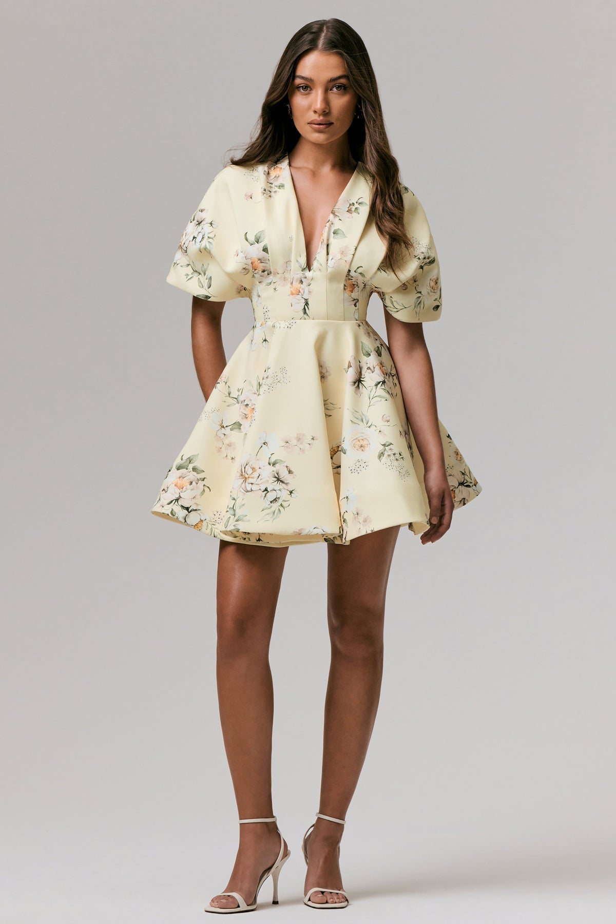Delight | Vestido corto con volantes, escote pronunciado y estampado de limón