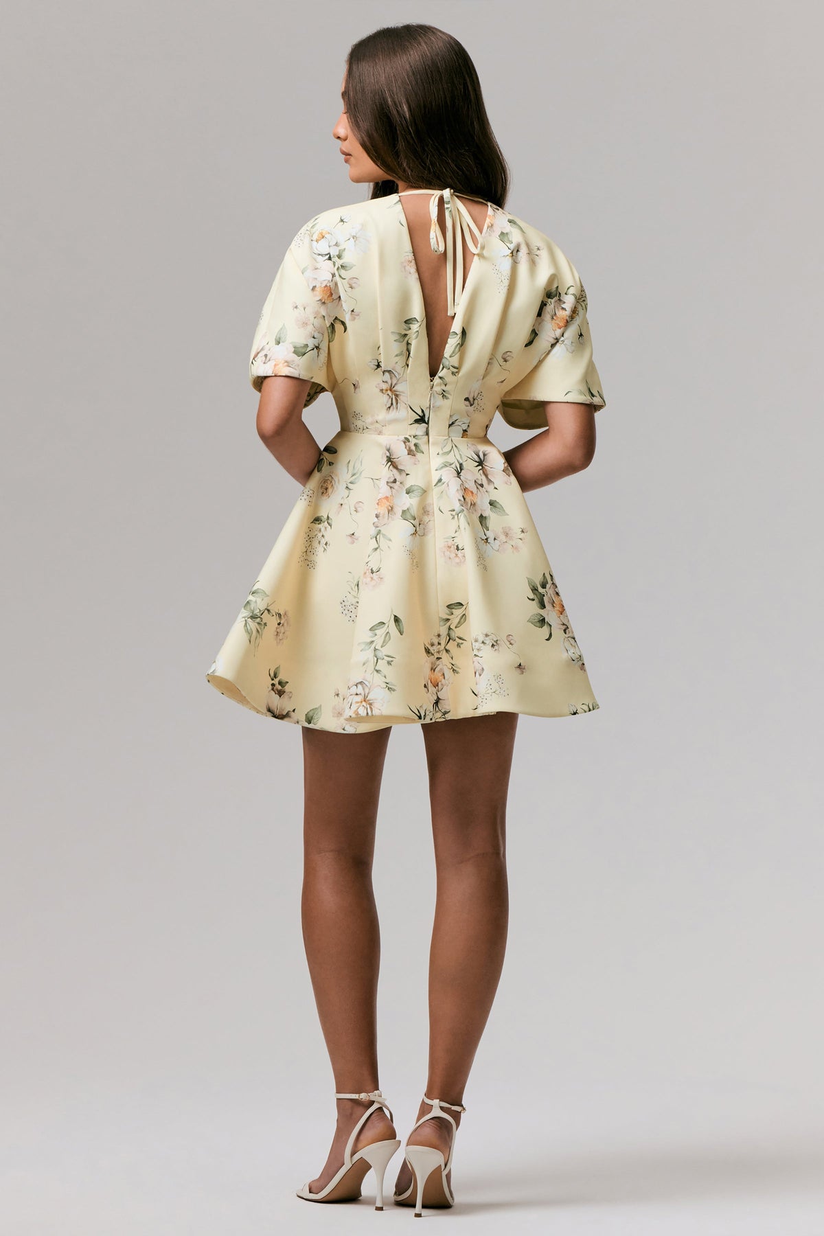 Delight | Vestido corto con volantes, escote pronunciado y estampado de limón