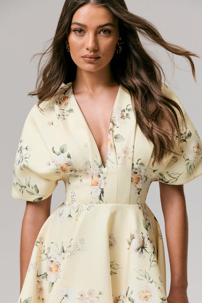 Delight | Vestido corto con volantes, escote pronunciado y estampado de limón