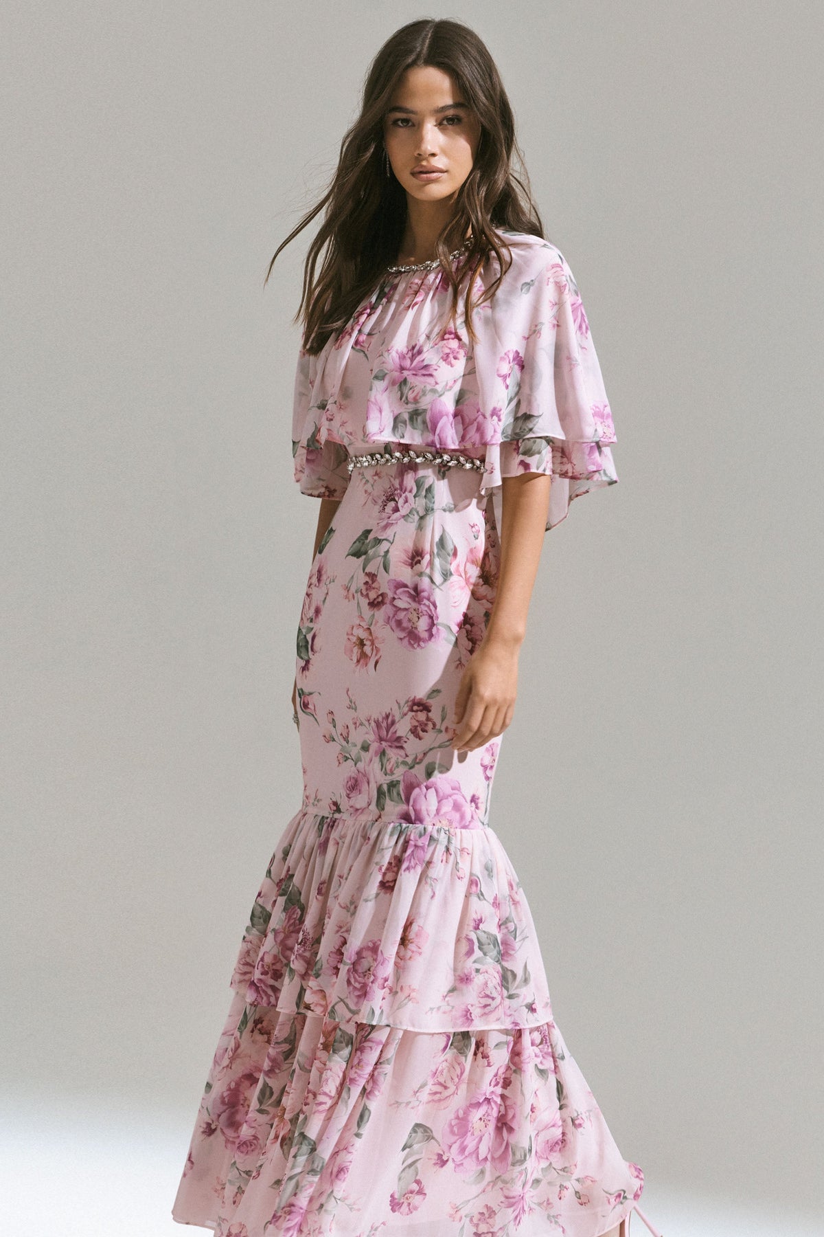 Never Let Go | Vestido Largo largo de chiffon con estampado floral rosa, mangas largas y volantes