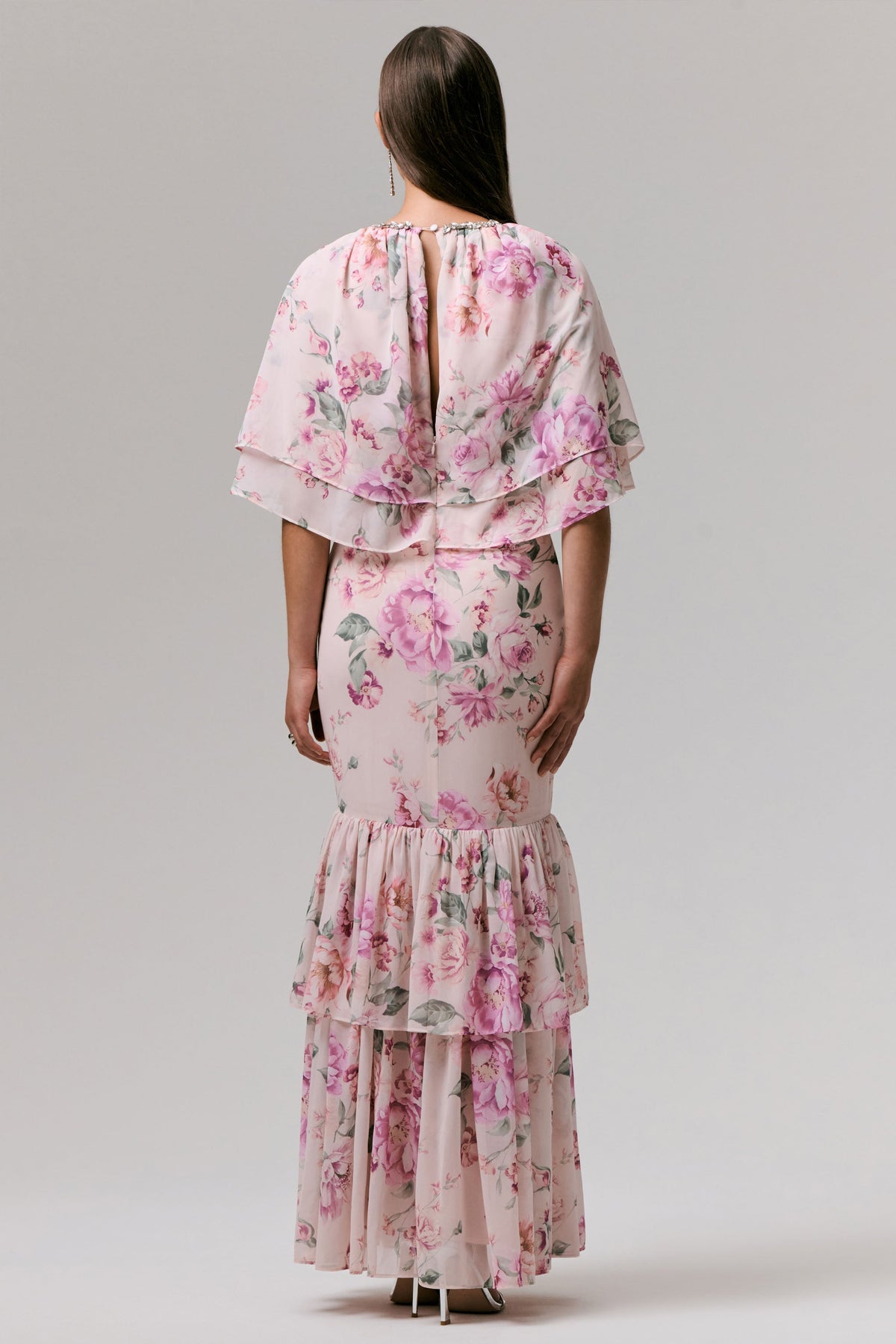 Never Let Go | Vestido Largo largo de chiffon con estampado floral rosa, mangas largas y volantes