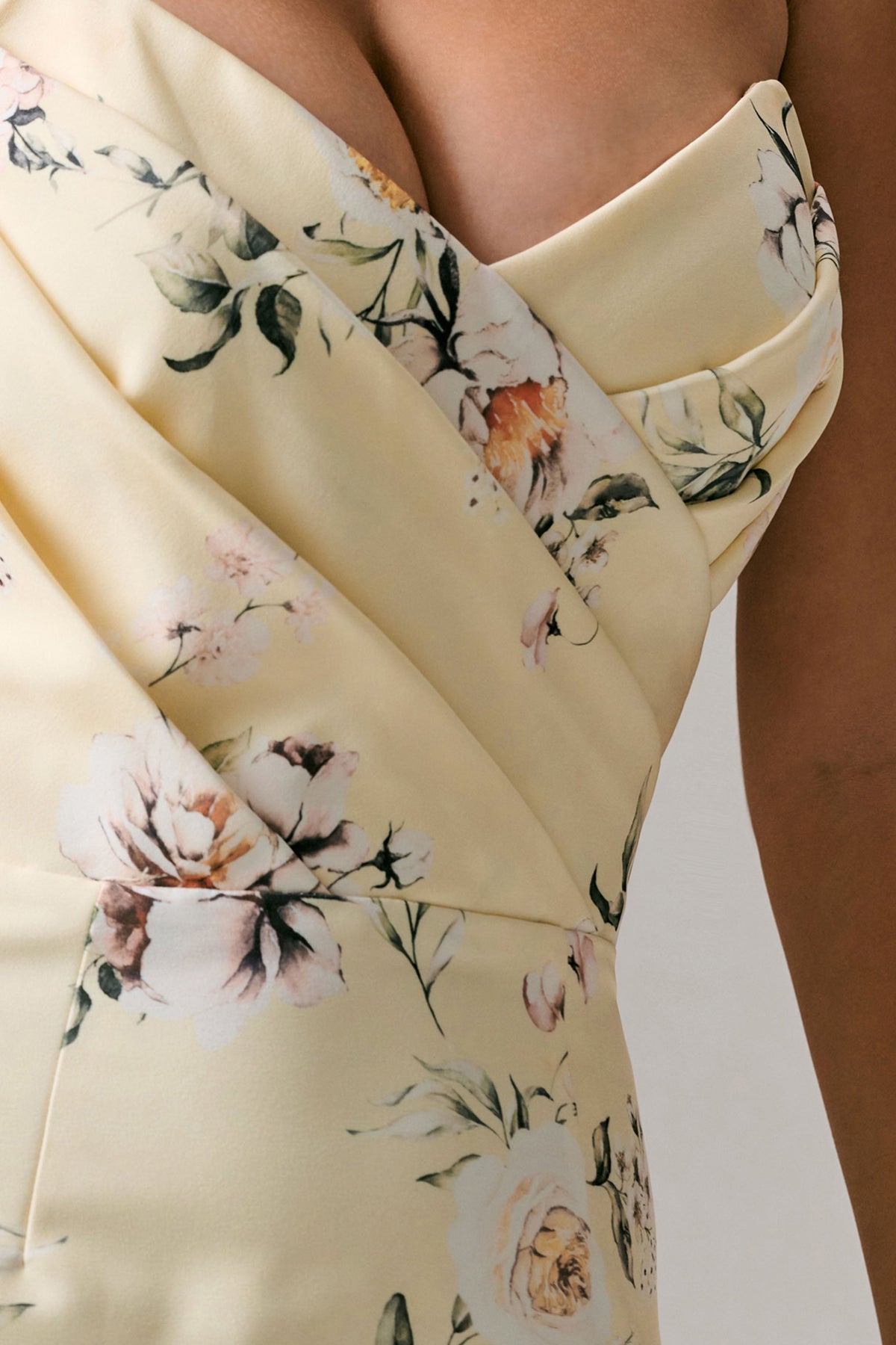Fierce | Vestido Largo asimétrico con fruncidos y estampado limón