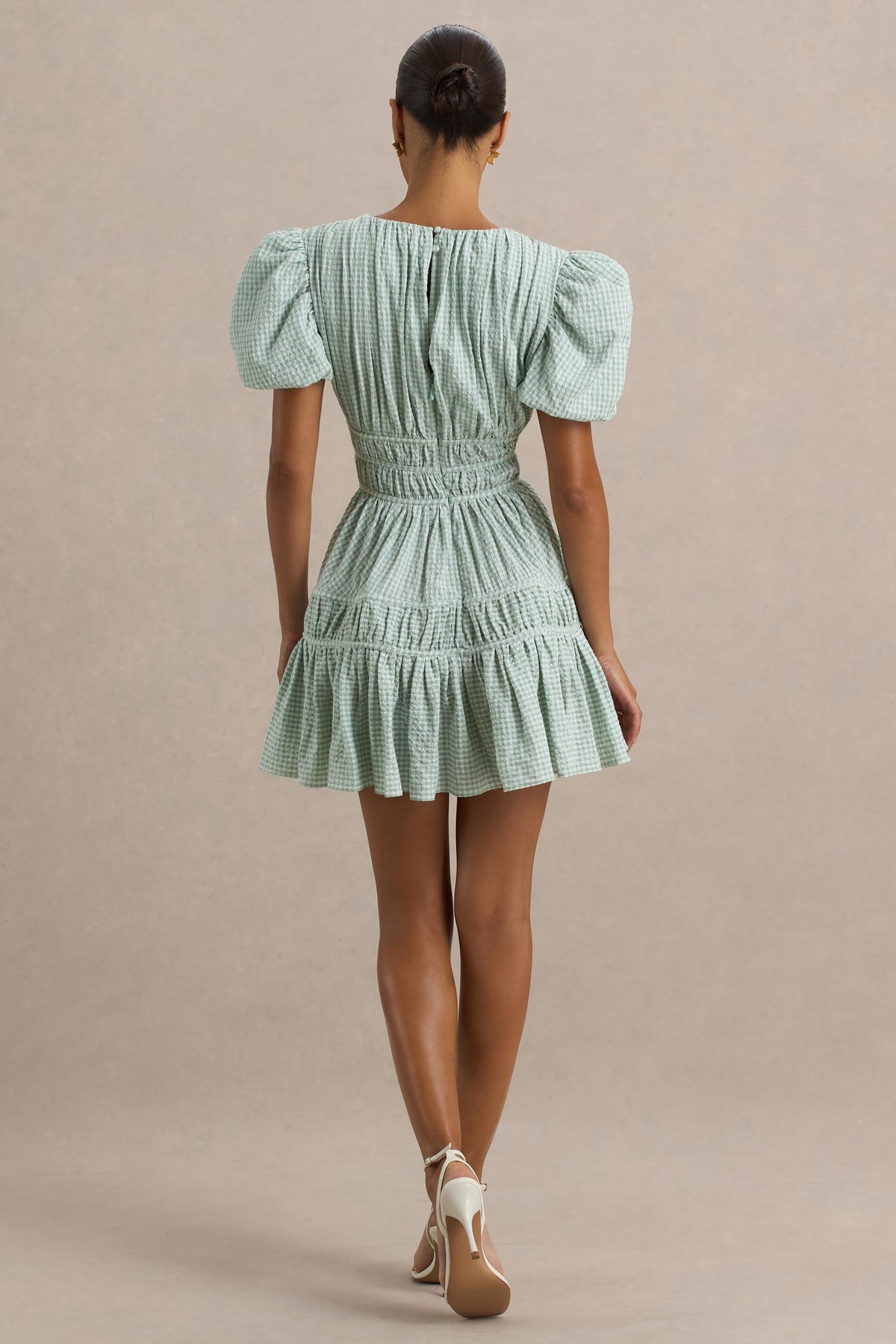 Laurelle | Vestido Corto Verde con Escote Profundo y Detalles de Volantes