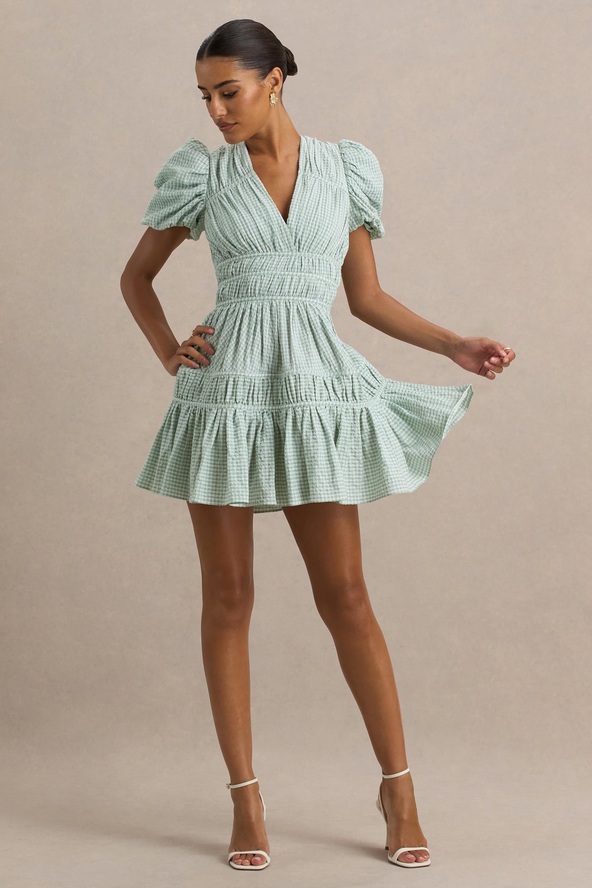 Laurelle | Vestido Corto Verde con Escote Profundo y Detalles de Volantes