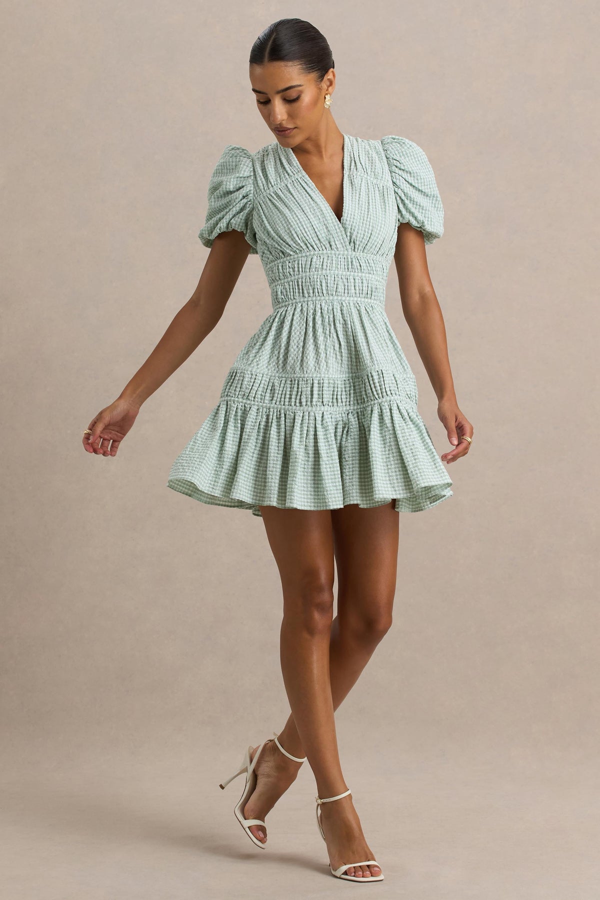 Laurelle | Vestido Corto Verde con Escote Profundo y Detalles de Volantes