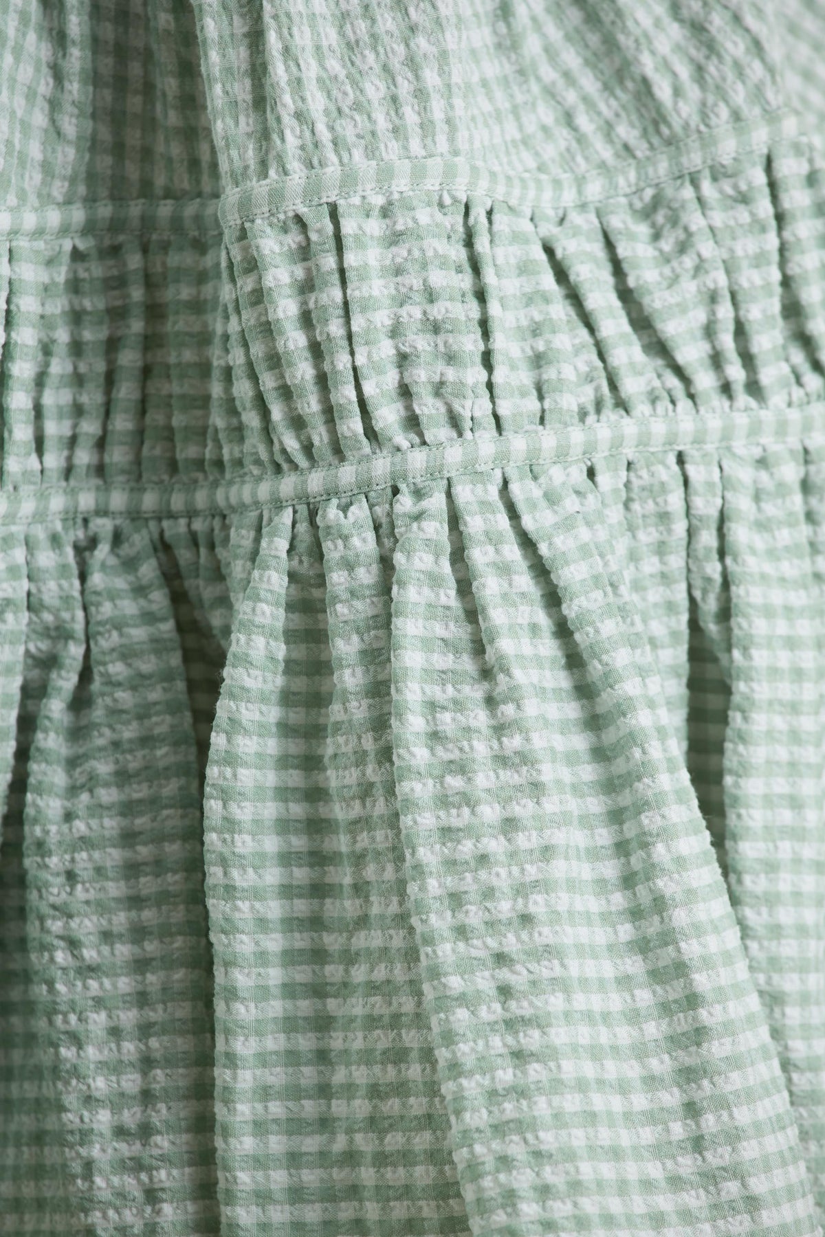 Laurelle | Vestido Corto Verde con Escote Profundo y Detalles de Volantes