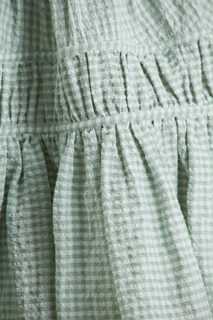 Laurelle | Vestido Corto Verde con Escote Profundo y Detalles de Volantes