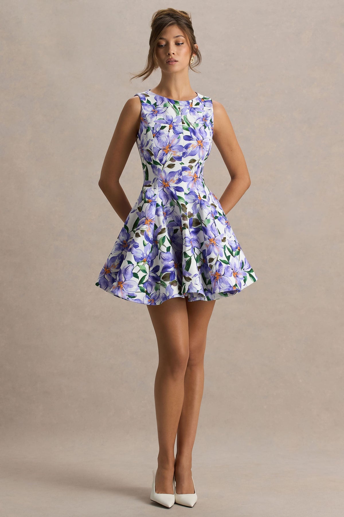 Gabrielle | Vestido Corto en Estampado Lila Púrpura con Cuello Alto y Detalle de Volantes
