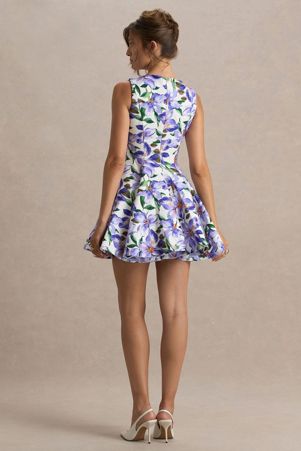 Gabrielle | Vestido Corto en Estampado Lila Púrpura con Cuello Alto y Detalle de Volantes