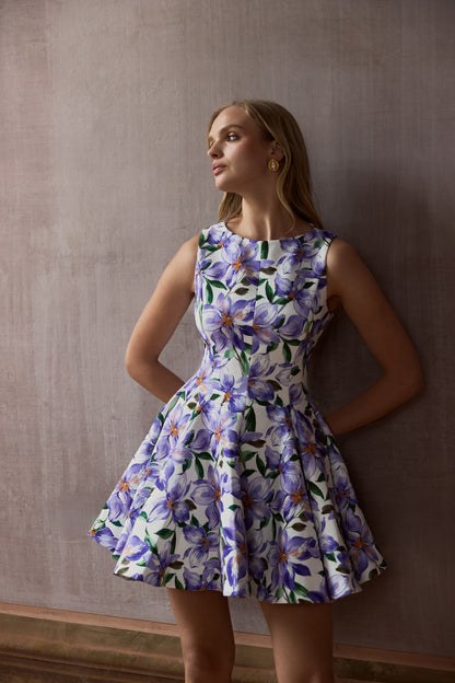 Gabrielle | Vestido Corto en Estampado Lila Púrpura con Cuello Alto y Detalle de Volantes