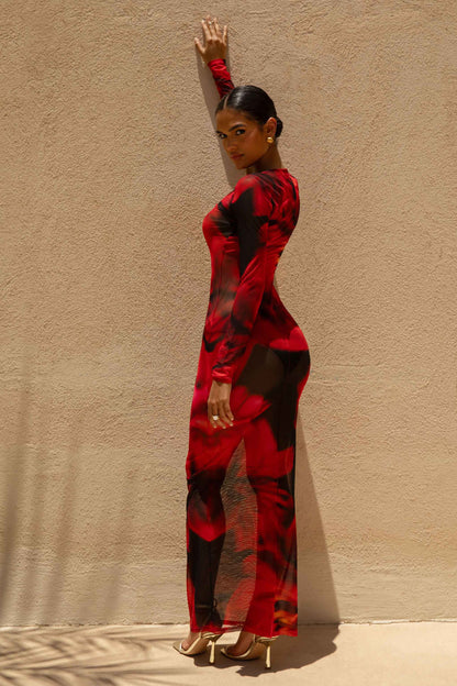 Marcy | Vestido largo entallado de mangas largas con estampado negro y rojo