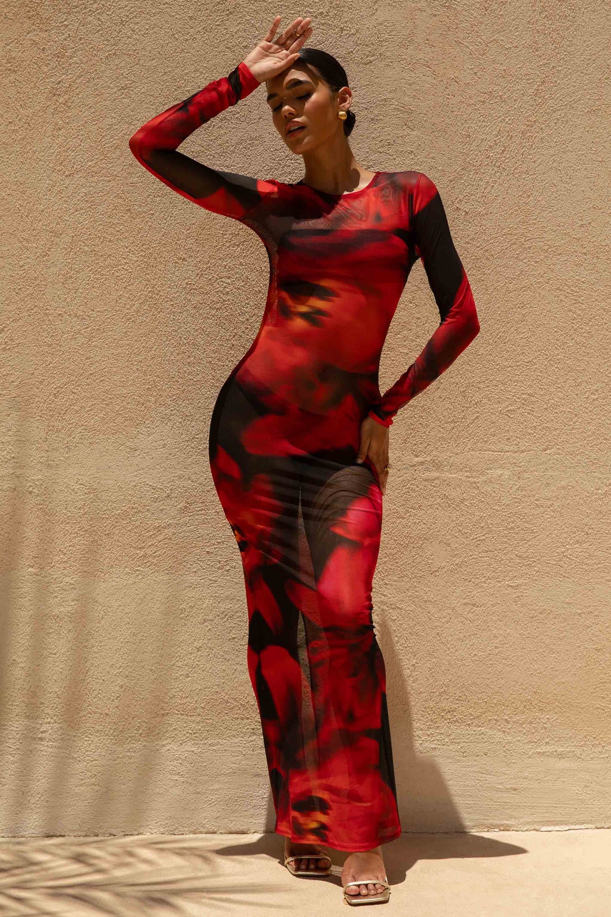 Marcy | Vestido largo entallado de mangas largas con estampado negro y rojo