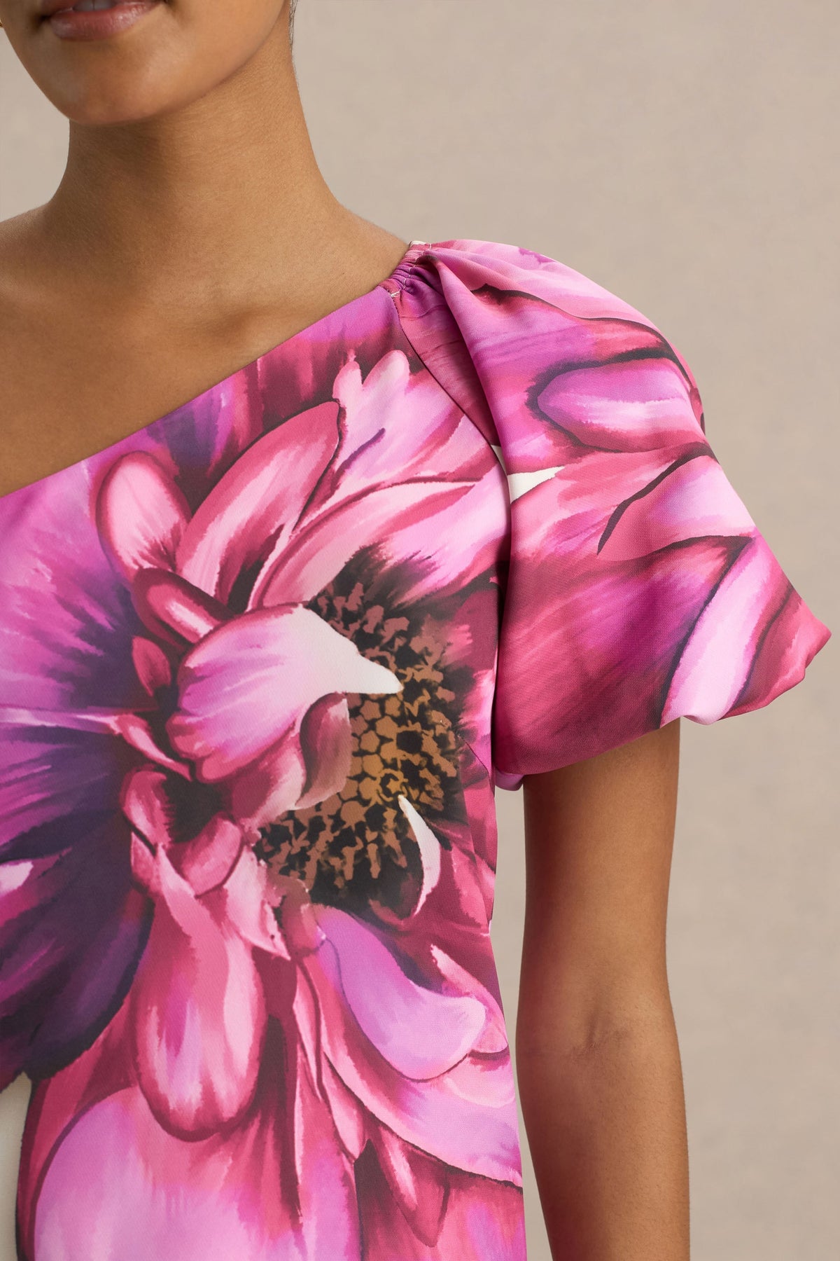 Anastasia | Vestido Largo Asimétrico Con Estampado Floral Grande y Detalle Fruncido
