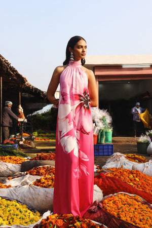 Leia | Vestido largo de Satén con escote halter con lazada al cuello y estampado floral rosado