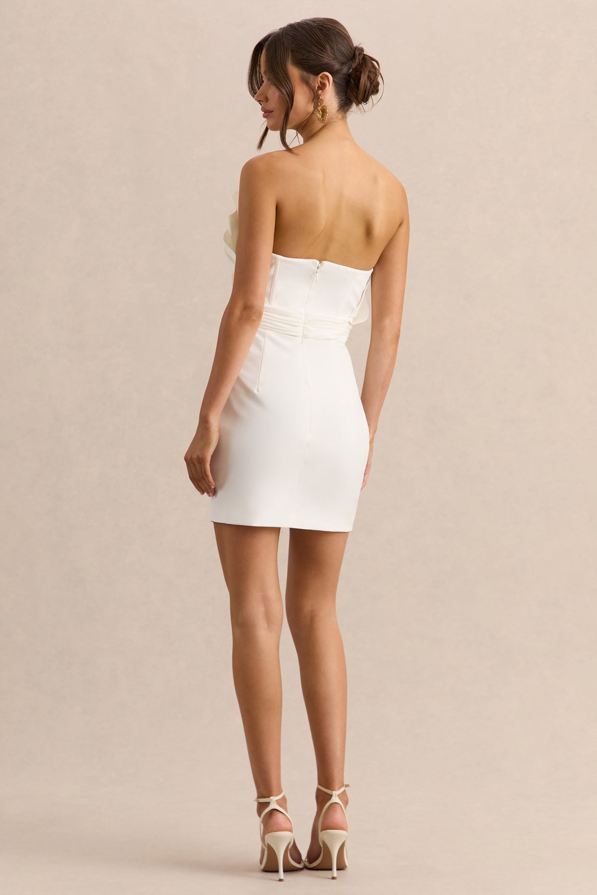 Pastoral | Vestido corto blanco con volantes y escote asimétrico
