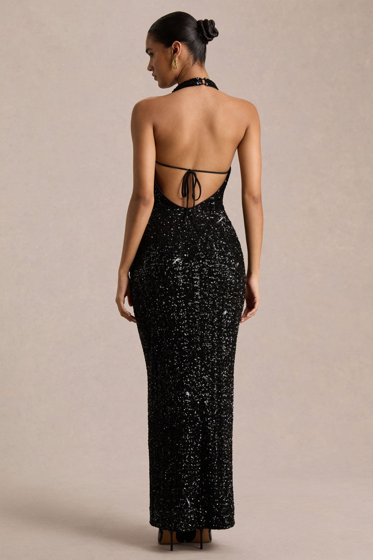 Gio | Vestido Midi de Lentejuelas Negras con Escote Pronunciado y Detalles Fruncidos