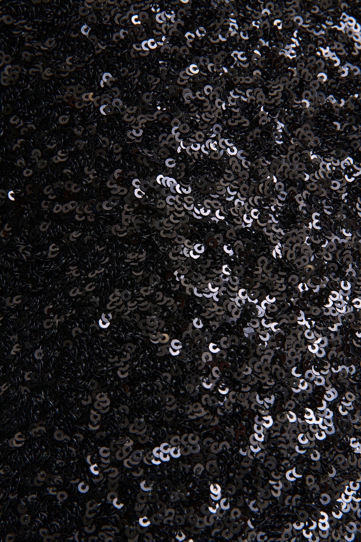 Mery | Vestido Largo de Lentejuelas Negras con Cuello Alto y Diseño Cruzado de Una Sola Manga