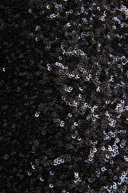Mery | Vestido Largo de Lentejuelas Negras con Cuello Alto y Diseño Cruzado de Una Sola Manga